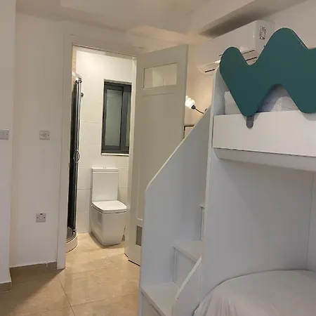 Cozy 2 Bedroom Near Seafront شقة