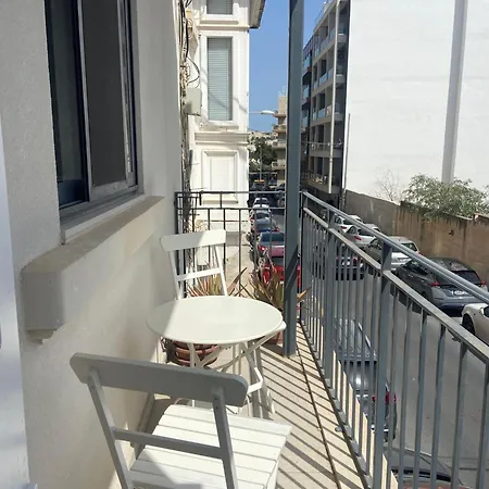 Cozy 2 Bedroom Near Seafront شقة