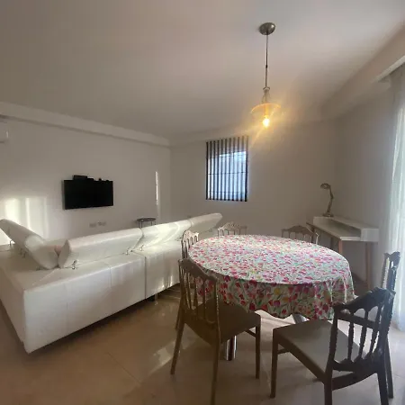 Apartman Cozy 2 Bedroom Near Seafront *