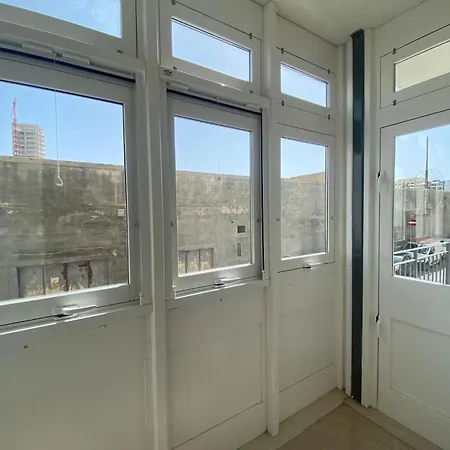 Cozy 2 Bedroom Near Seafront Lägenhet